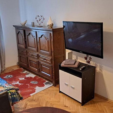 Lovely 1 Bedroom Apartment In City Centre, Sleeps 4 ! 투르다 외부 사진