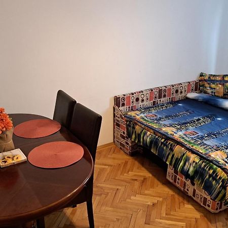 Lovely 1 Bedroom Apartment In City Centre, Sleeps 4 ! 투르다 외부 사진