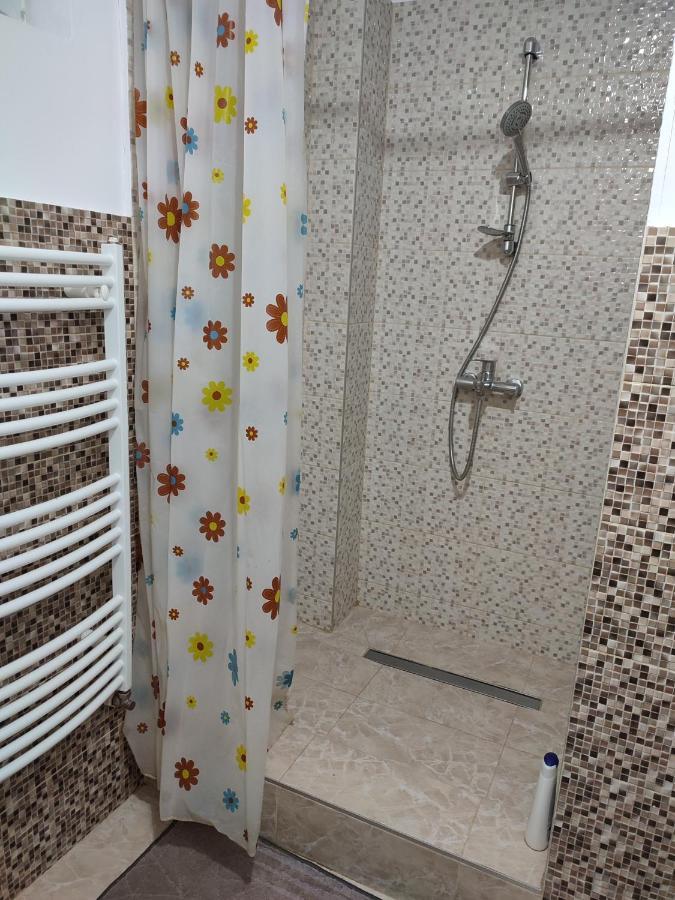 Lovely 1 Bedroom Apartment In City Centre, Sleeps 4 ! 투르다 외부 사진