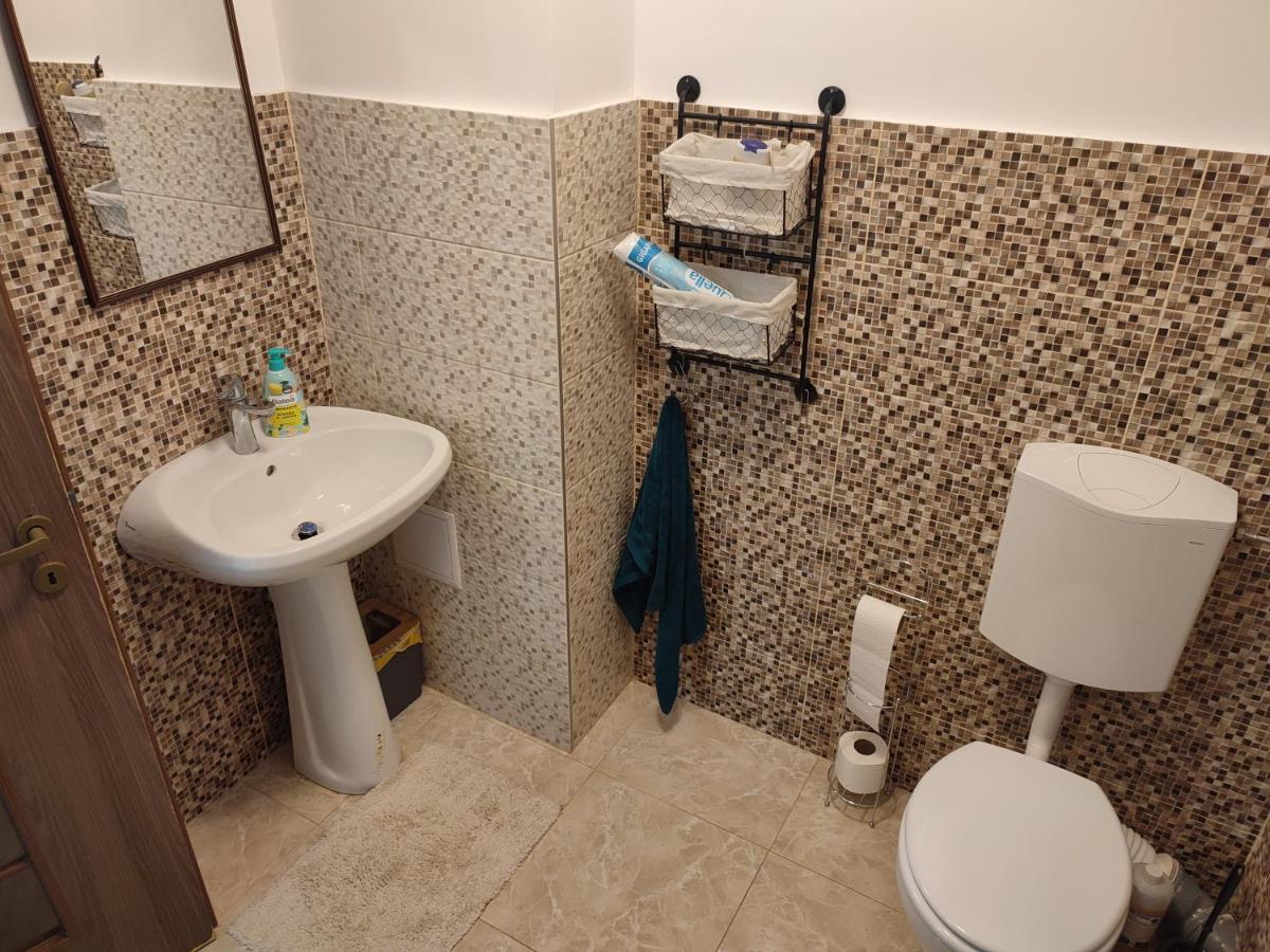 Lovely 1 Bedroom Apartment In City Centre, Sleeps 4 ! 투르다 객실 사진